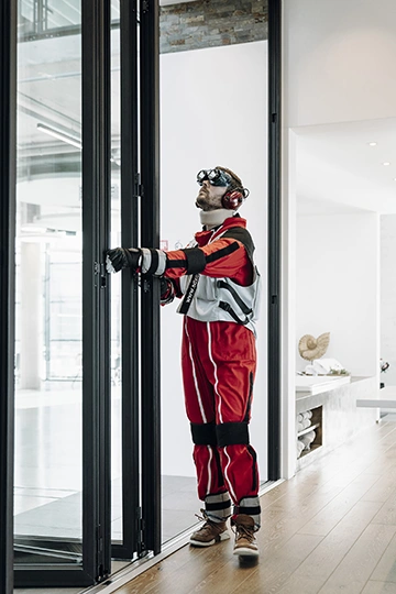 Solarlux Produkte im Test mit Alterssimulationsanzug