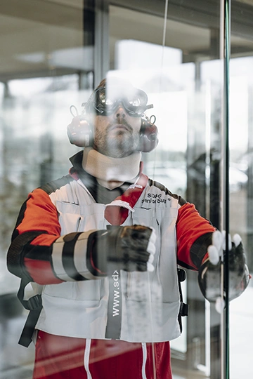 Solarlux Produkte im Test mit Alterssimulationsanzug