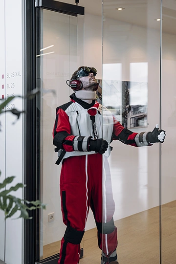 Solarlux Produkte im Test mit Alterssimulationsanzug