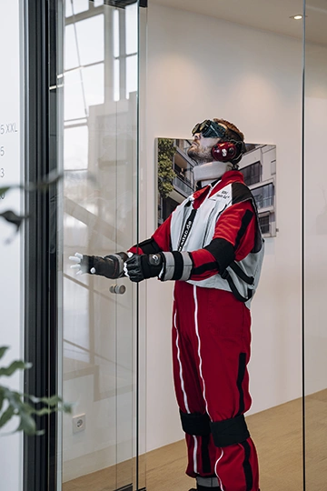 Solarlux Produkte im Test mit Alterssimulationsanzug