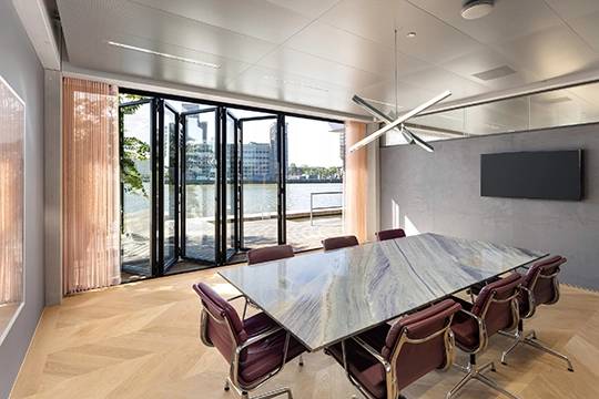 Glas-Faltwand Highline Floating Office
