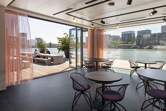Glas-Faltwand Highline Floating Office
