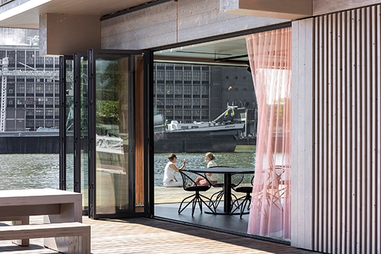 Glas-Faltwand Highline Floating Office