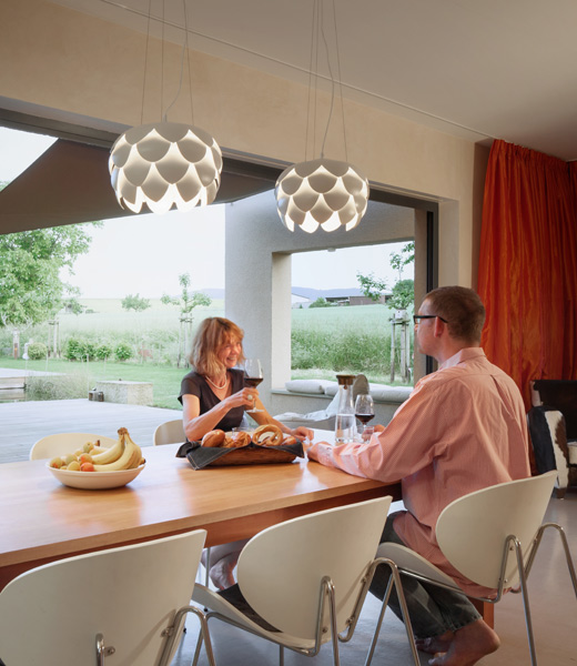 Mensen naast glazen vouwwand