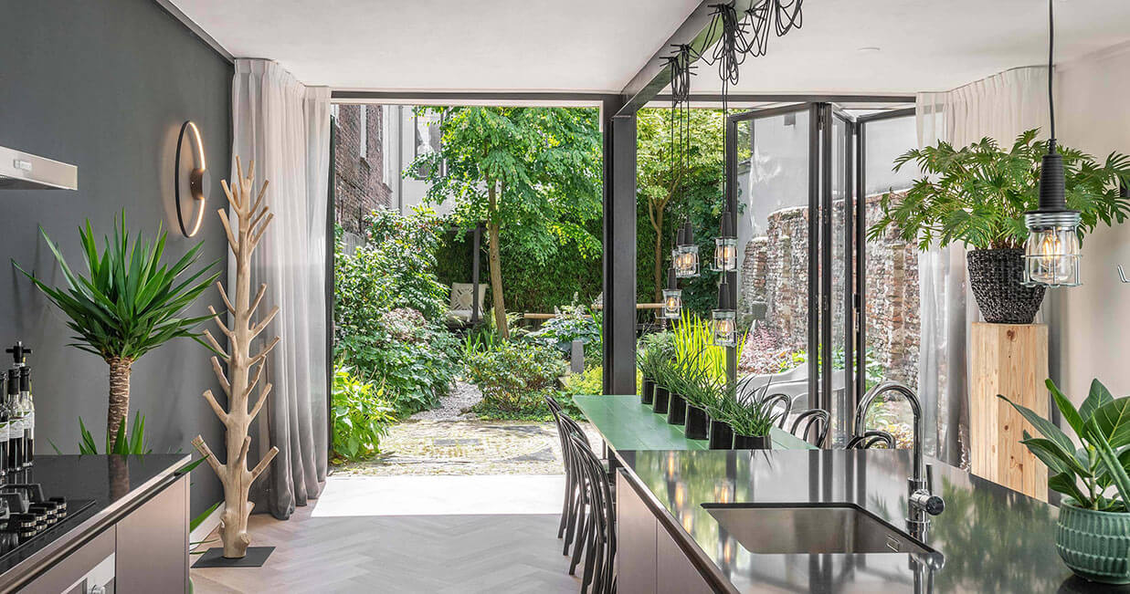 moderne keuken met glazen vouwwand Ecoline
met uitzicht op de tuin