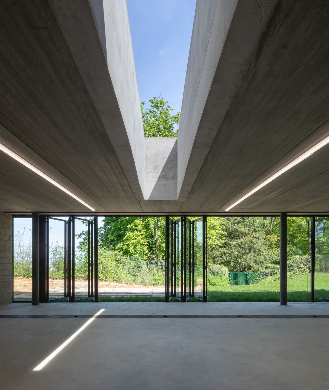 Baie accordéon ouverte sur l'extérieur les apprentis d'Auteuil à Meudon