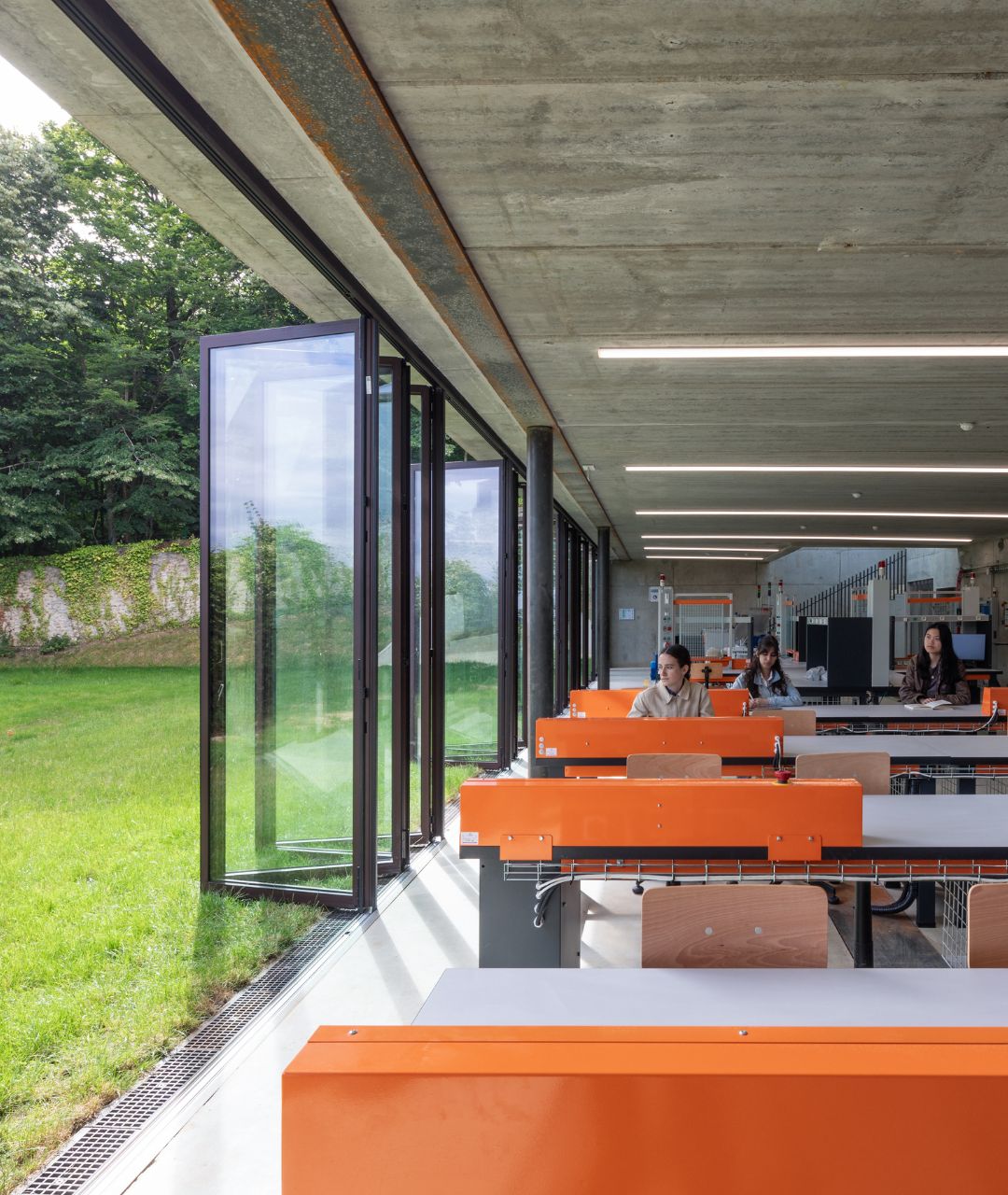 Baie accordéon ouverte sur l'extérieur les apprentis d'Auteuil à Meudon