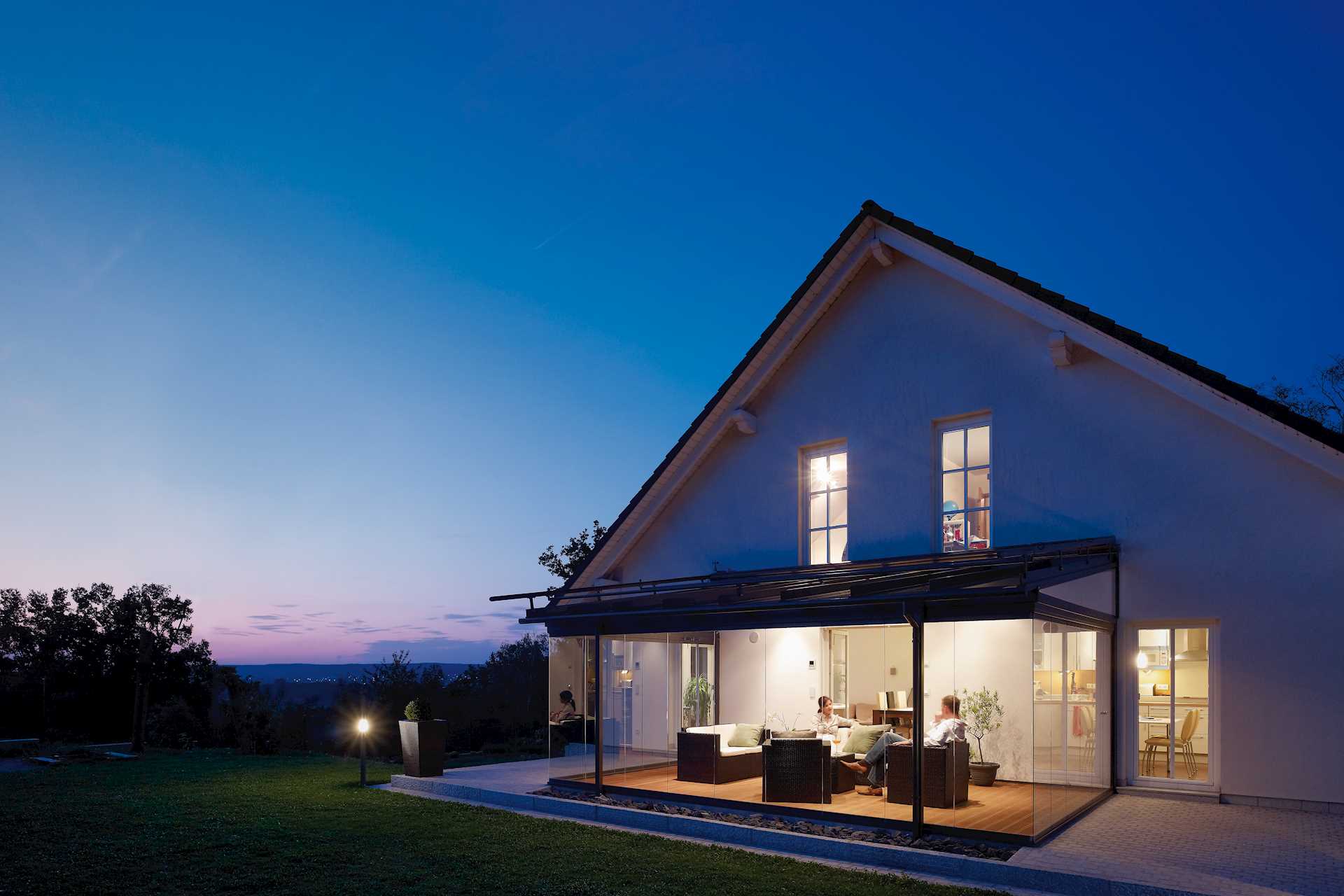 Erleuchtete Terrasse dank integriertem Beleuchtungssystem