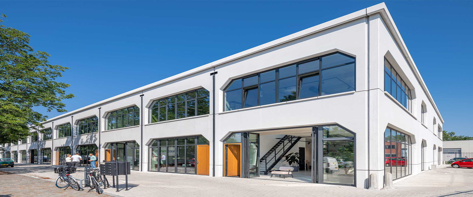 Ansicht eines Bürogebäudes mit Solarlux Verglasung von außen