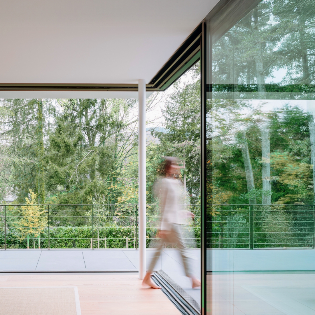 Cero III installé dans un salon avec vue sur l'extérieur