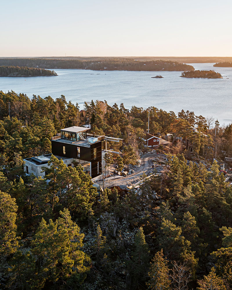 Villa Alsvik i Södra Roslagen har utsikt över hav och skog.