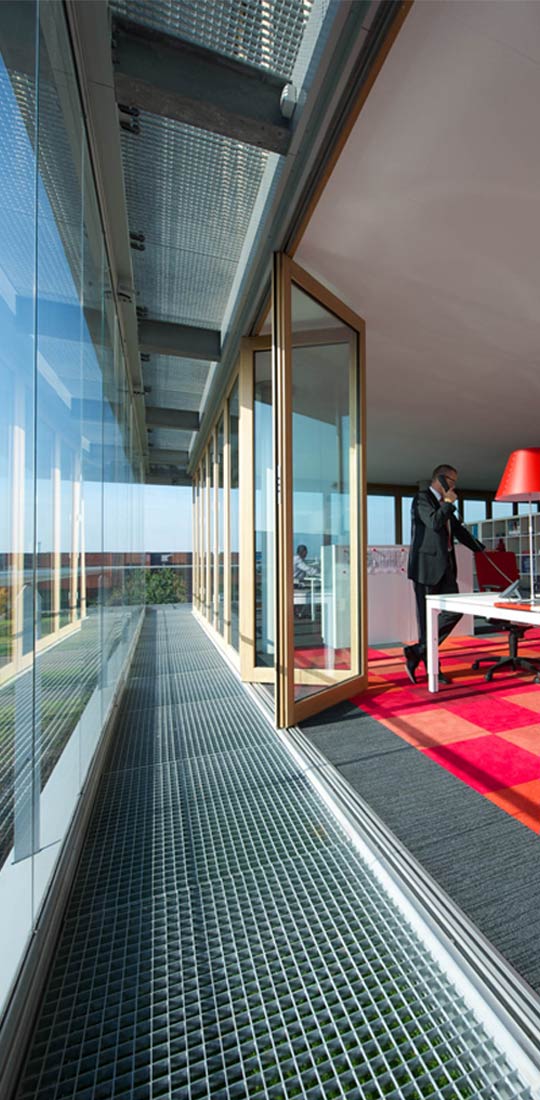 Glas-Doppelfassade am Solarlux Gebäude in Niederlande