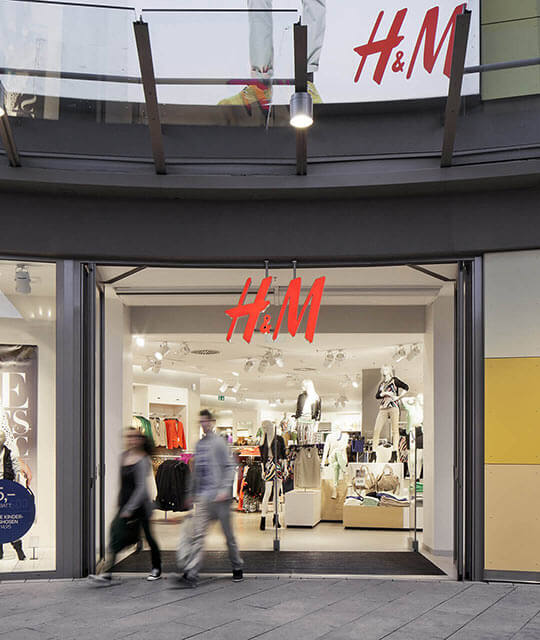 Geschäftseingang eines H&M Ladens mit Glas-Schiebewand System