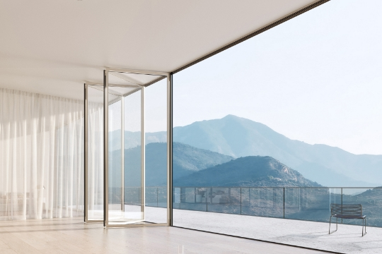 Mann öffnet Highline Glas-Faltwand in seinem Wohnzimmer