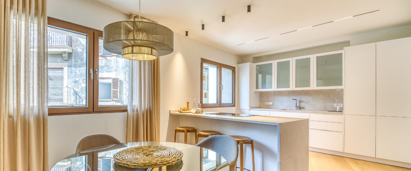 Fenêtre en bois massif dans une maison