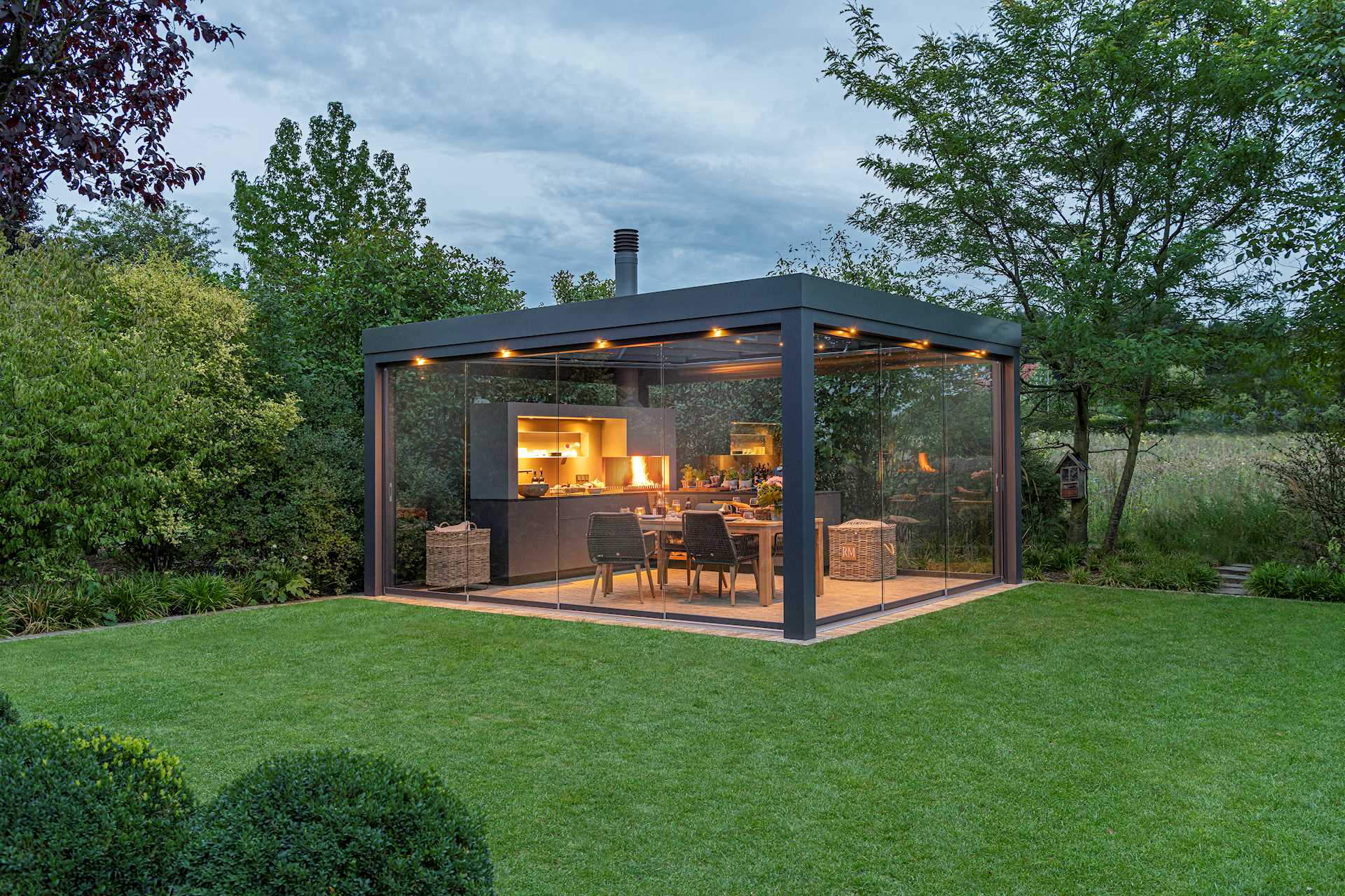 freistehende Terrassenüberdachung im Garten mit einer Outdoorküche.