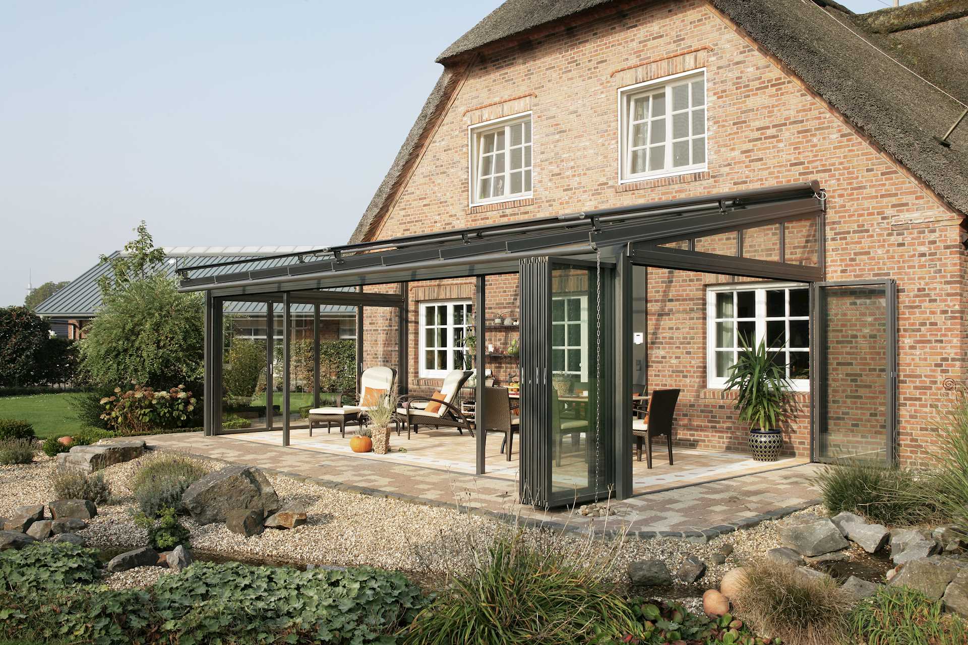 Ein klassisches Schrägdach als moderne Terrassenüberdachungs-Idee