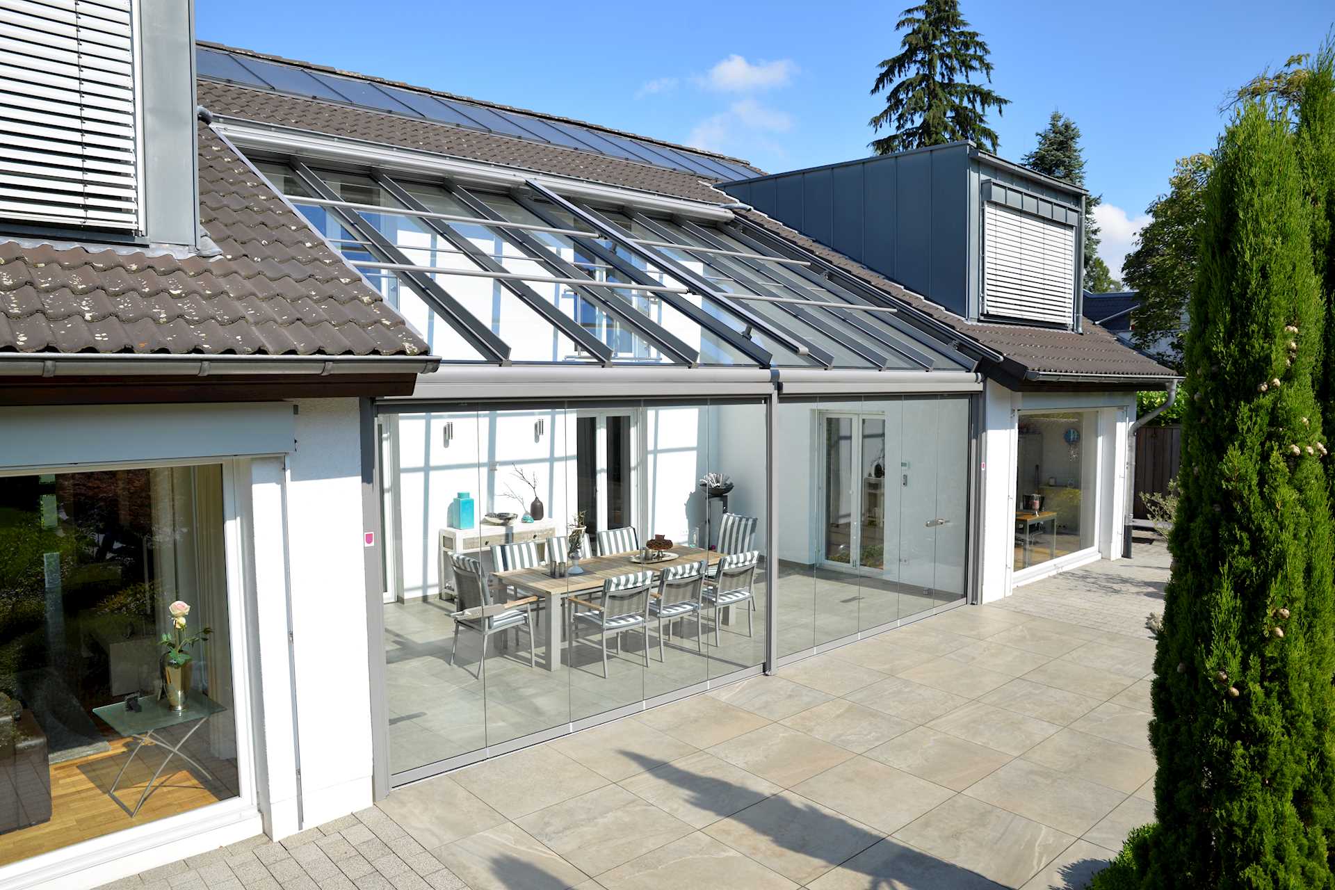 Integrierte Terrassenüberdachung zur ganzjährigen Nutzung der Terrasse