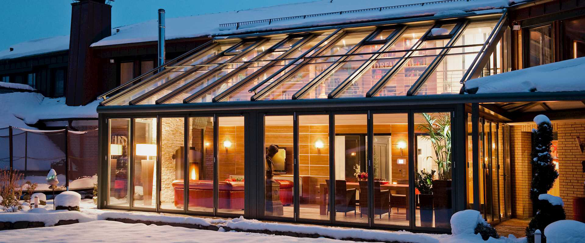 Wintergarten mit Isolierung im Winter bei Schnee.