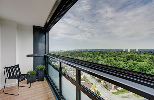 Balkonsanierung mit Wohnraumerweiterung in Kiel Poppenrade mit Blick auf Grünfläche