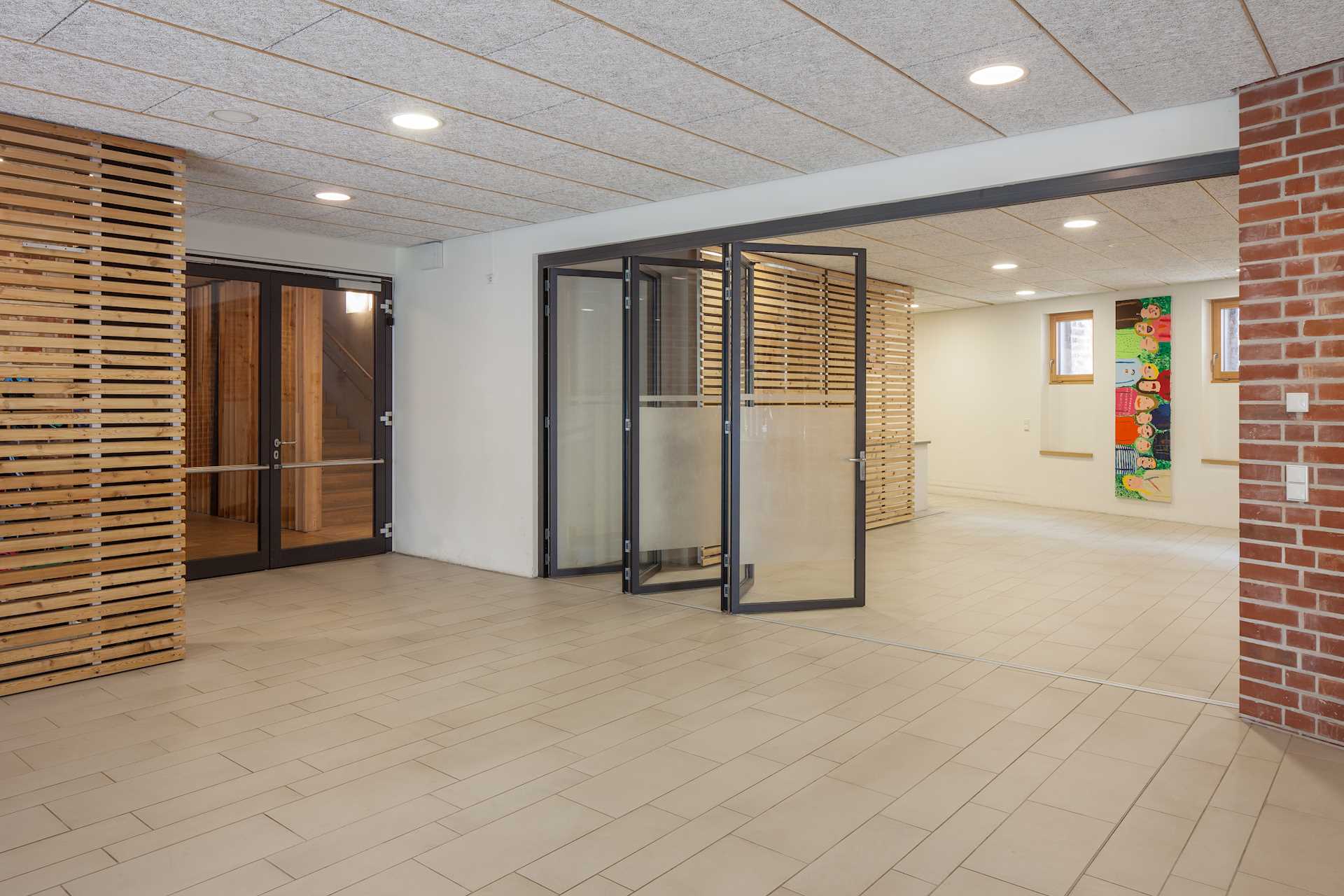 Solarlux-Faltwand als Raumteiler in einer Kindertagesstätte. 