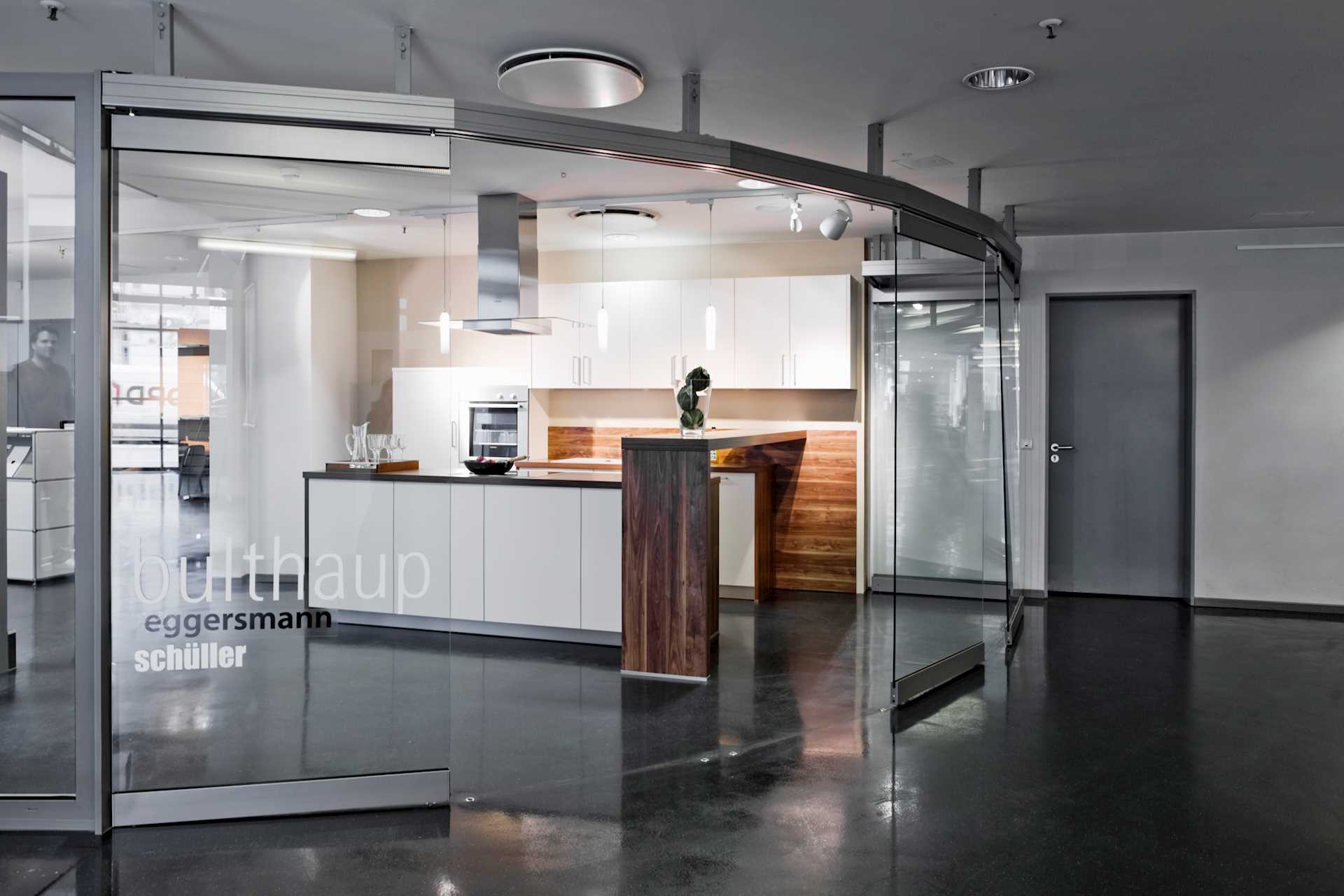 Schiebewand aus Glas als Raumteiler.