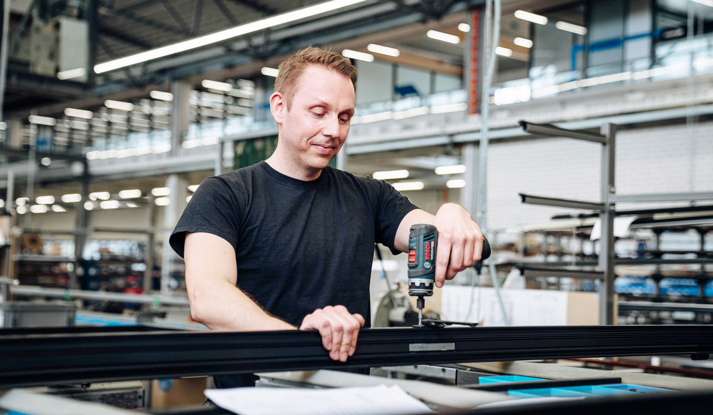 Patrick, teamleider productie, boort in aluminium omkastingen