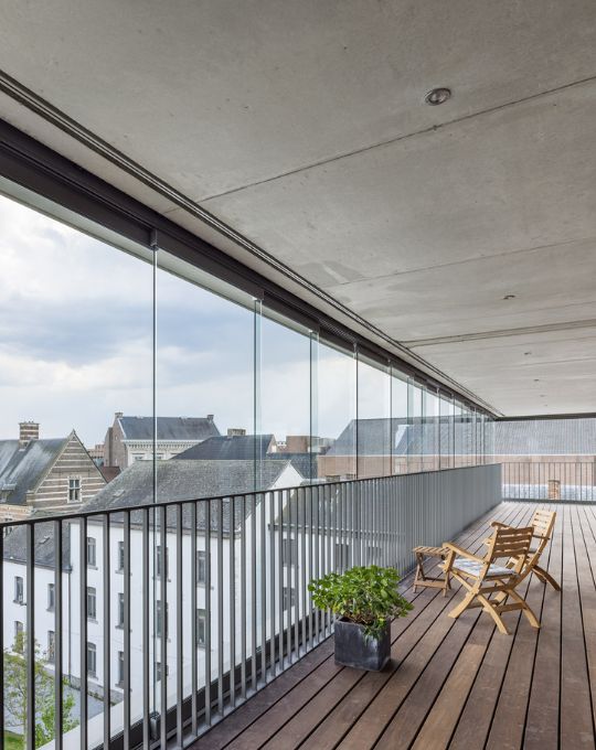 Balcon fermé avec des vitres transparentes