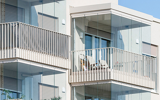 Inglasade balkonger bidrar till bullerskydd 