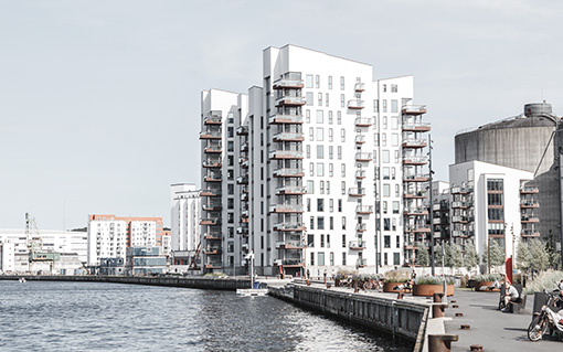 Inglasade balkonger som väderskydd i Aalborg