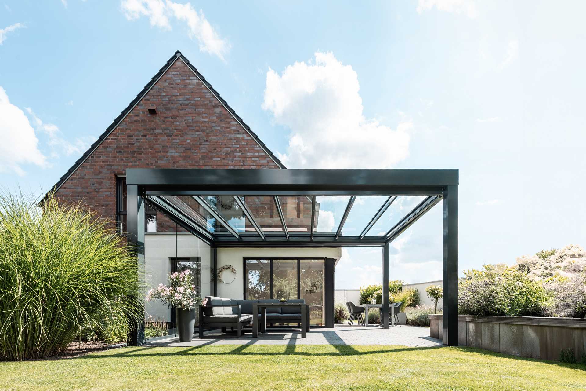 Terrassendach SDL Acubis an Einfamilienhaus.