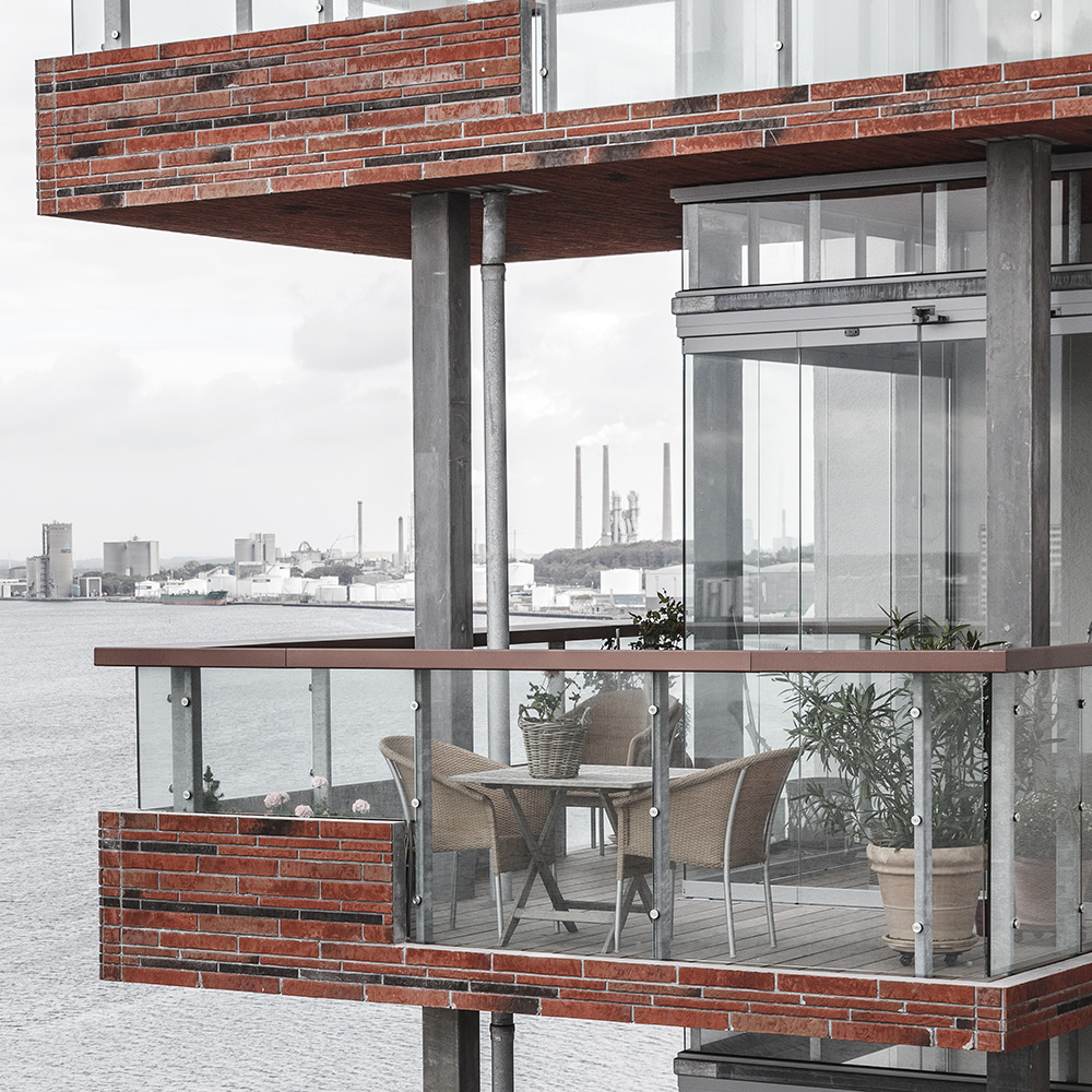 Inglasade balkonger som vindskydd i Aalborg