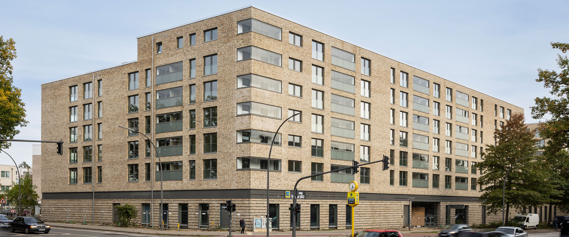 großes Gebäude mit Solarlux Balkonverglasung SL 25 Plus an einer Straße