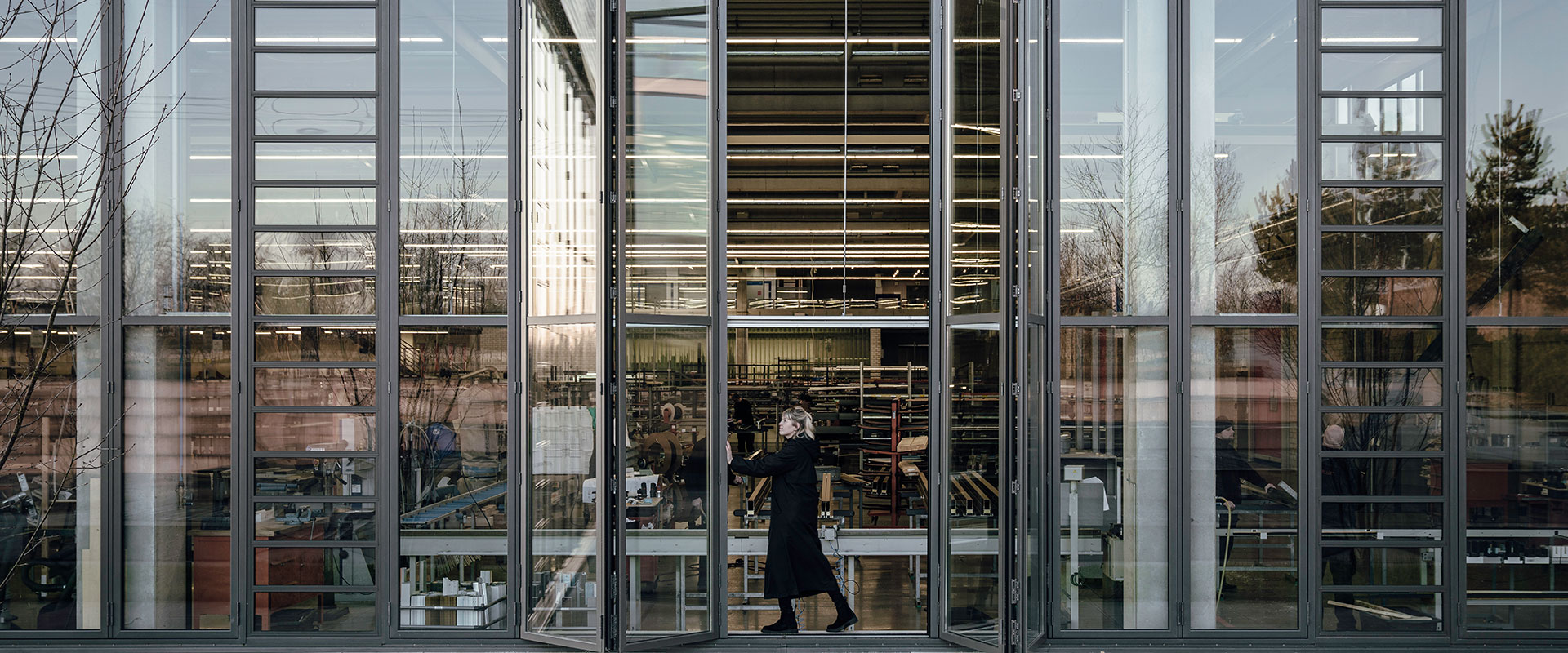 Blick auf eine moderne verglaste
Solarlux Produktionshalle
