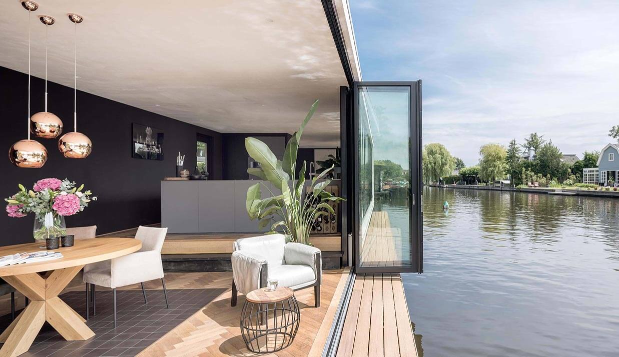 baie_accordeon-dans_l'abri_de_bateaux