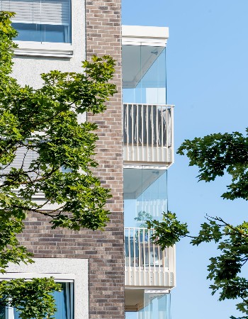 Inglasade balkonger från Solarlux skyddar mot buller och vind. 