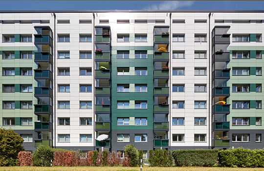 Modernisiertes Mehrfamilienhaus in Hamburg mit Balkonverglasung