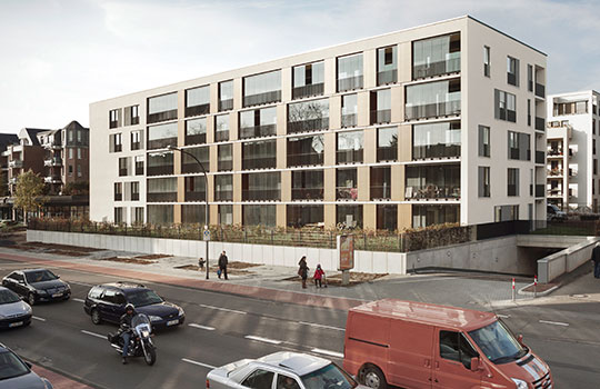 Gebäude mit Solarlux Balkonverglasung an einer Hauptstraße