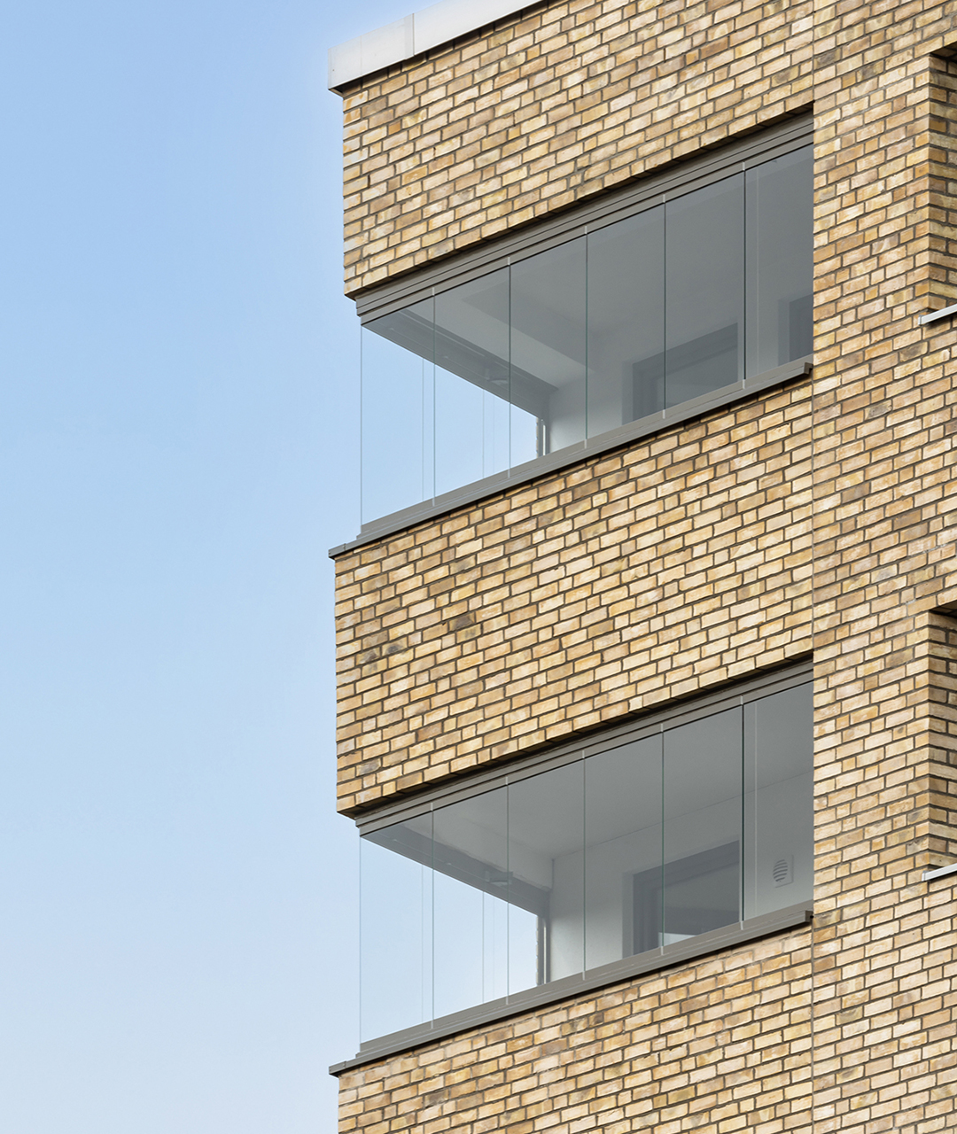 Balkonverglasung SLPlus-SL25 Sengelmannstraße in Hamburg - Ästhetische Fassadenlösung