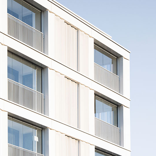 Mehrere Balkone ausgestattet mit Balkonverglasung SL 25 XXL