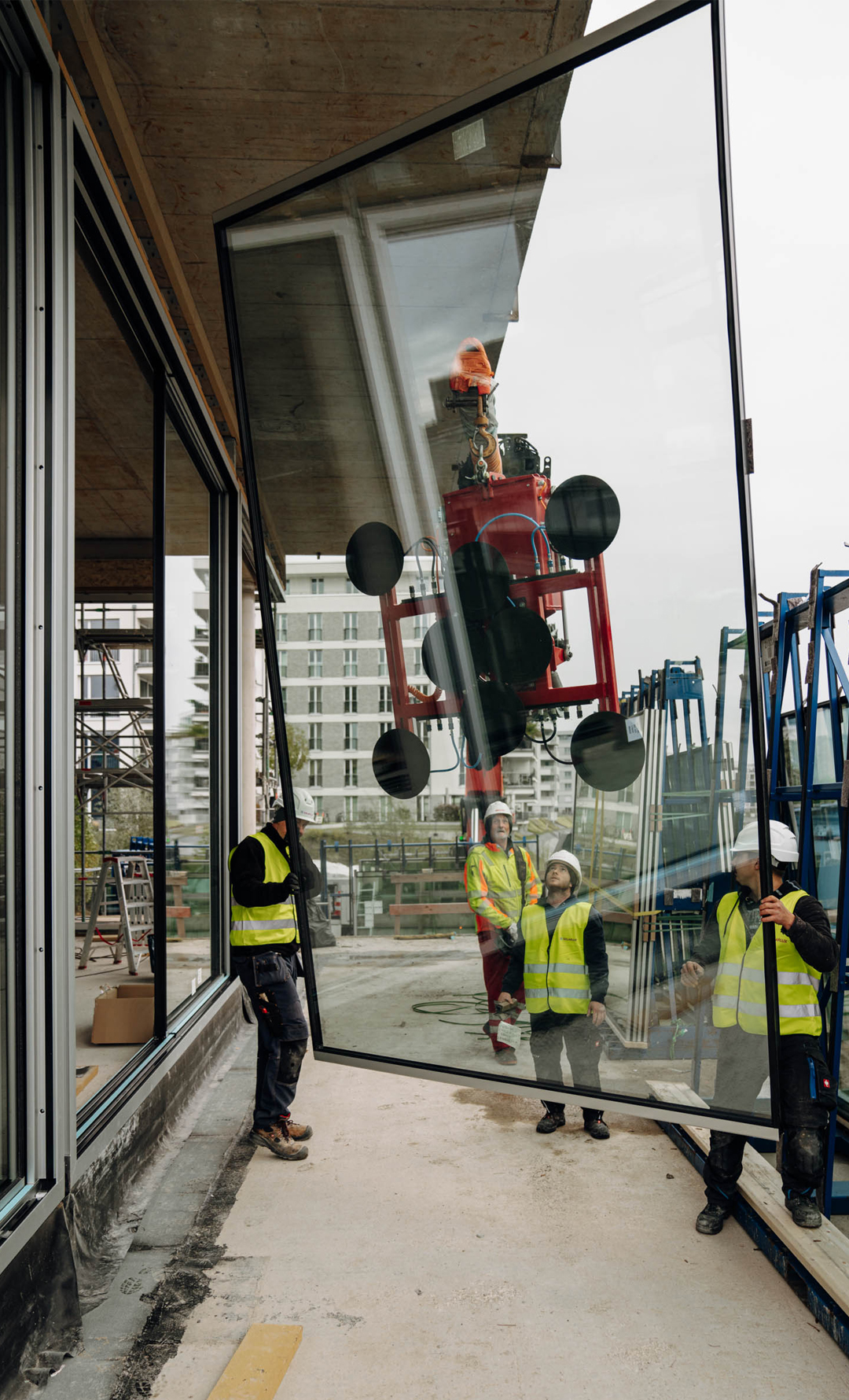 Montage Schiebefenster cero im Lofthaus Molenpark / Einbau der Glas-Elemente