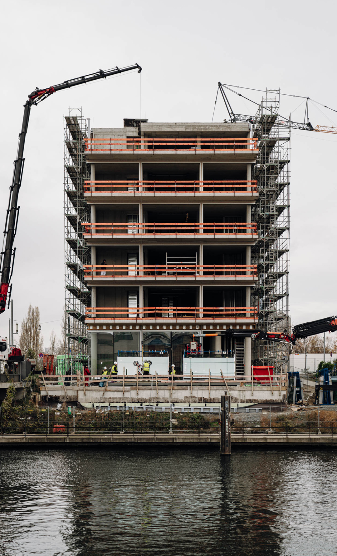 Blick auf die Montage der Schiebefenster cero im Lofthaus Molenpark