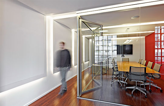 persoon loopt langs de flexibele scheidingswand