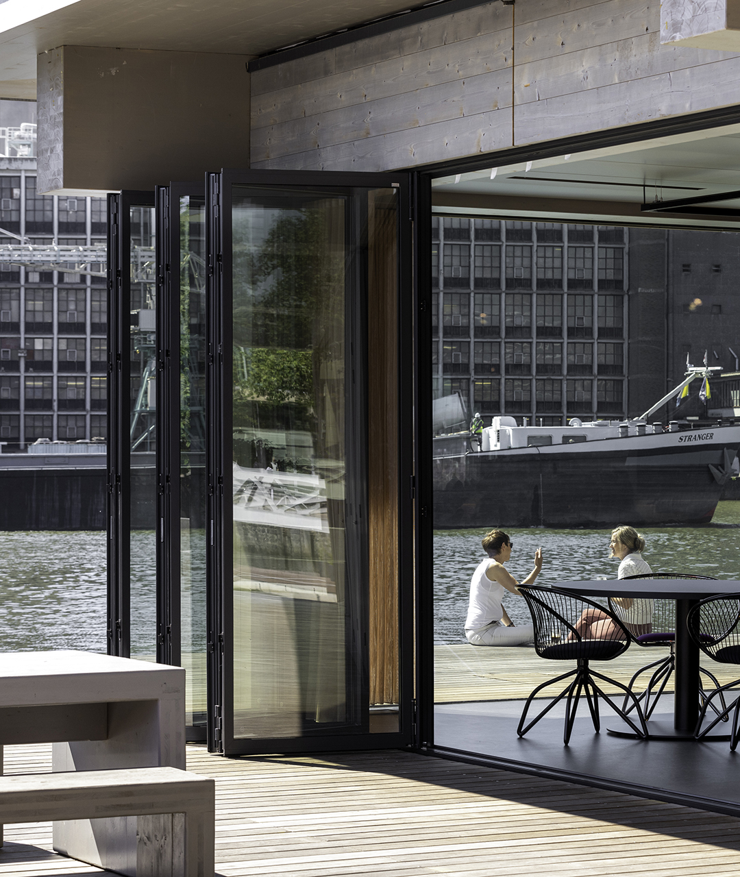 Glas-Faltwand-Floating-Office-Rotterdam