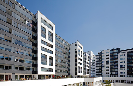 Modern appartementencomplex met Solarlux galerijbeglazing