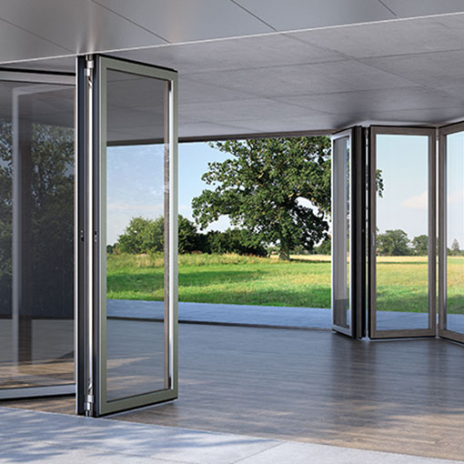 geöffnete Glas-Faltwand Combiline
mit Blick auf Baum im Garten
