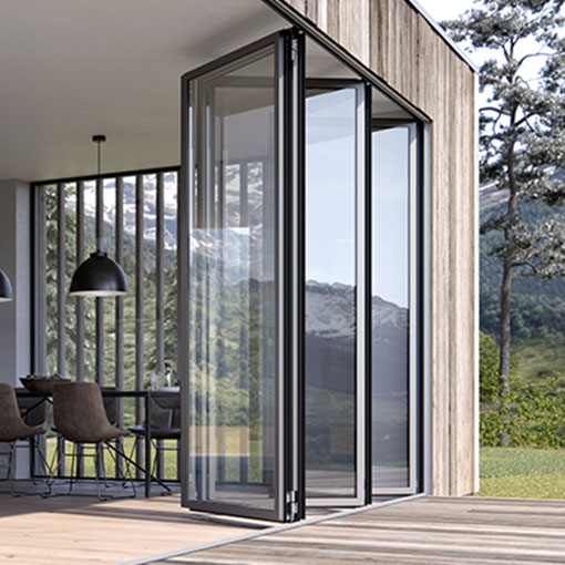 geöffnete Glas-Faltwand Highline im Wohnzimmer mit Übergang zum Garten