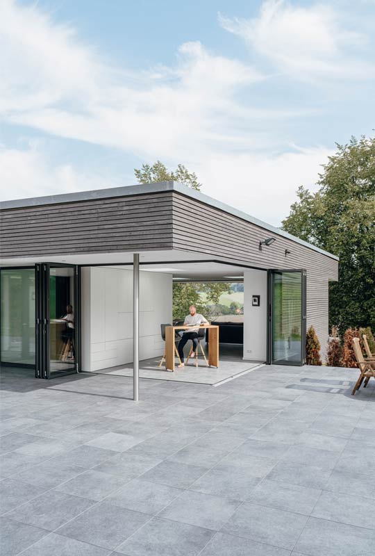 Wohnraum mit direkter Öffnung zur Terrasse