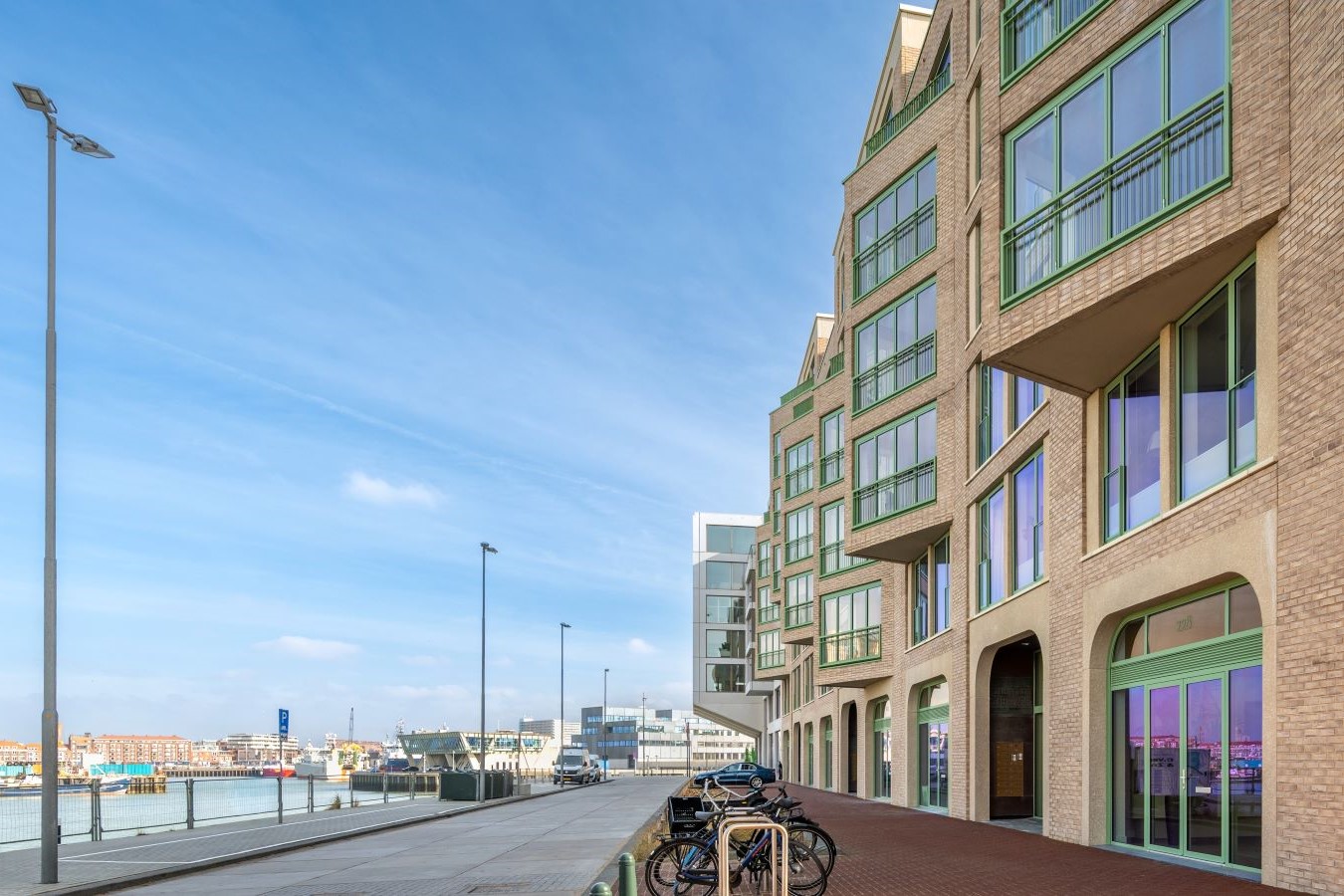 Solarlux glazen vouwwanden in nieuwbouw appartementen Zuidkade Scheveningen 