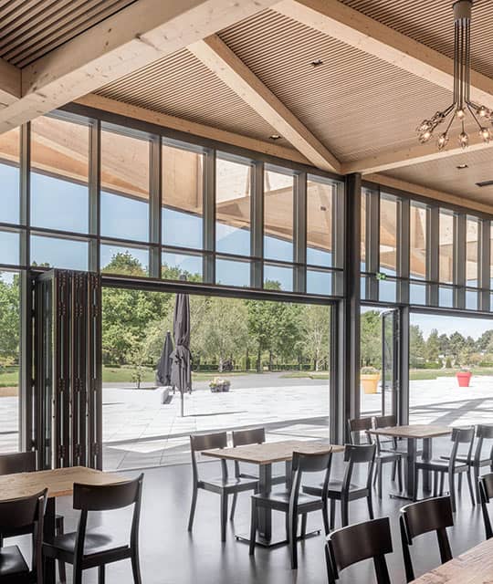 het restaurant Keukenhof met open glazen vouwwanden